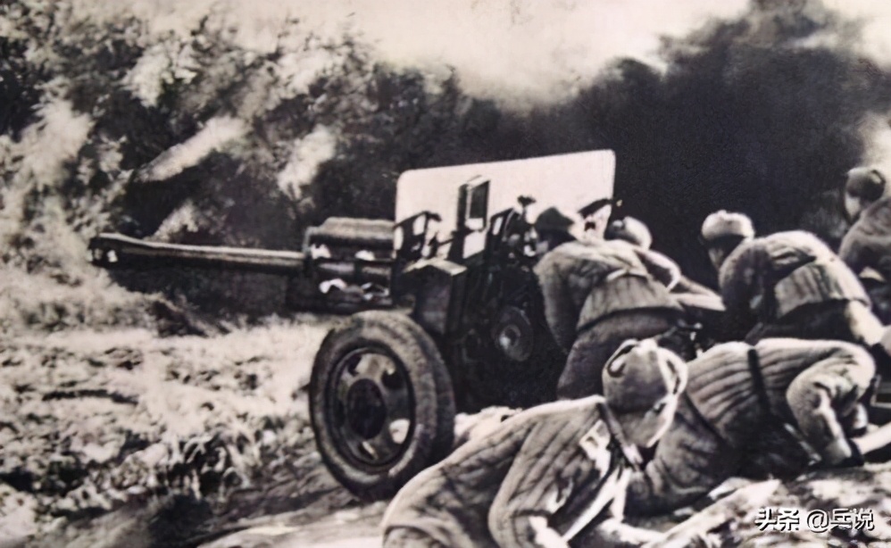 志愿军不顾轰炸，大炮推出工事直射坦克，美军