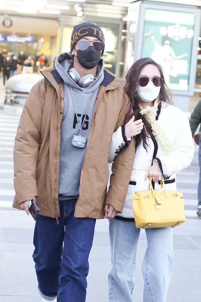 杜江夫婦同框甜蜜秀恩愛，霍思燕緊挽老公手臂撒嬌超膩歪