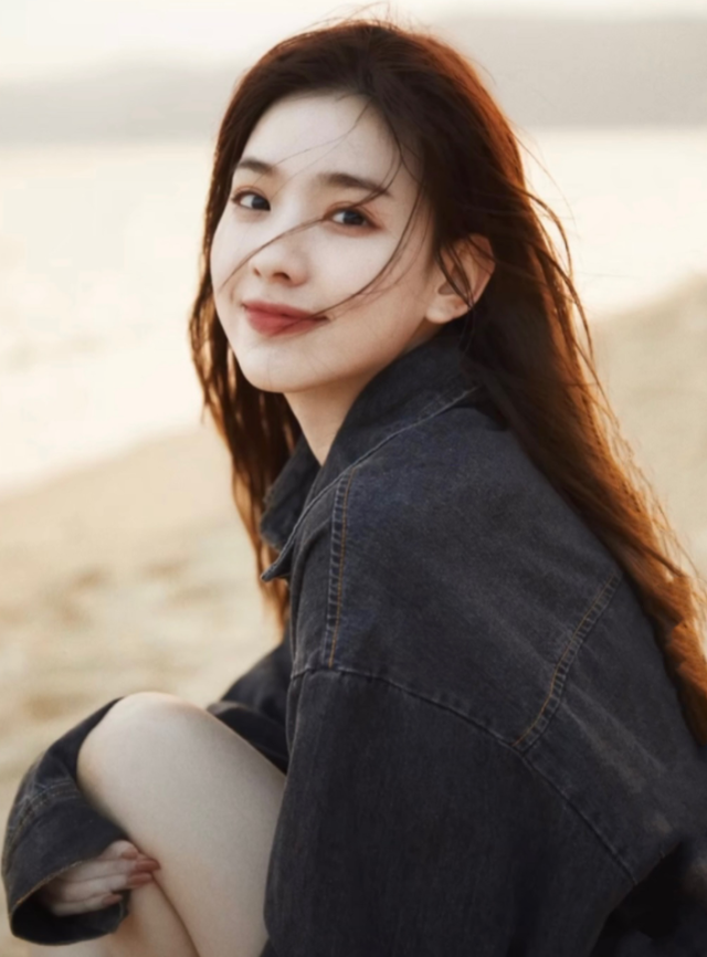 孙一宁走红后拍广告，穿衬衫故意解开几颗扣，