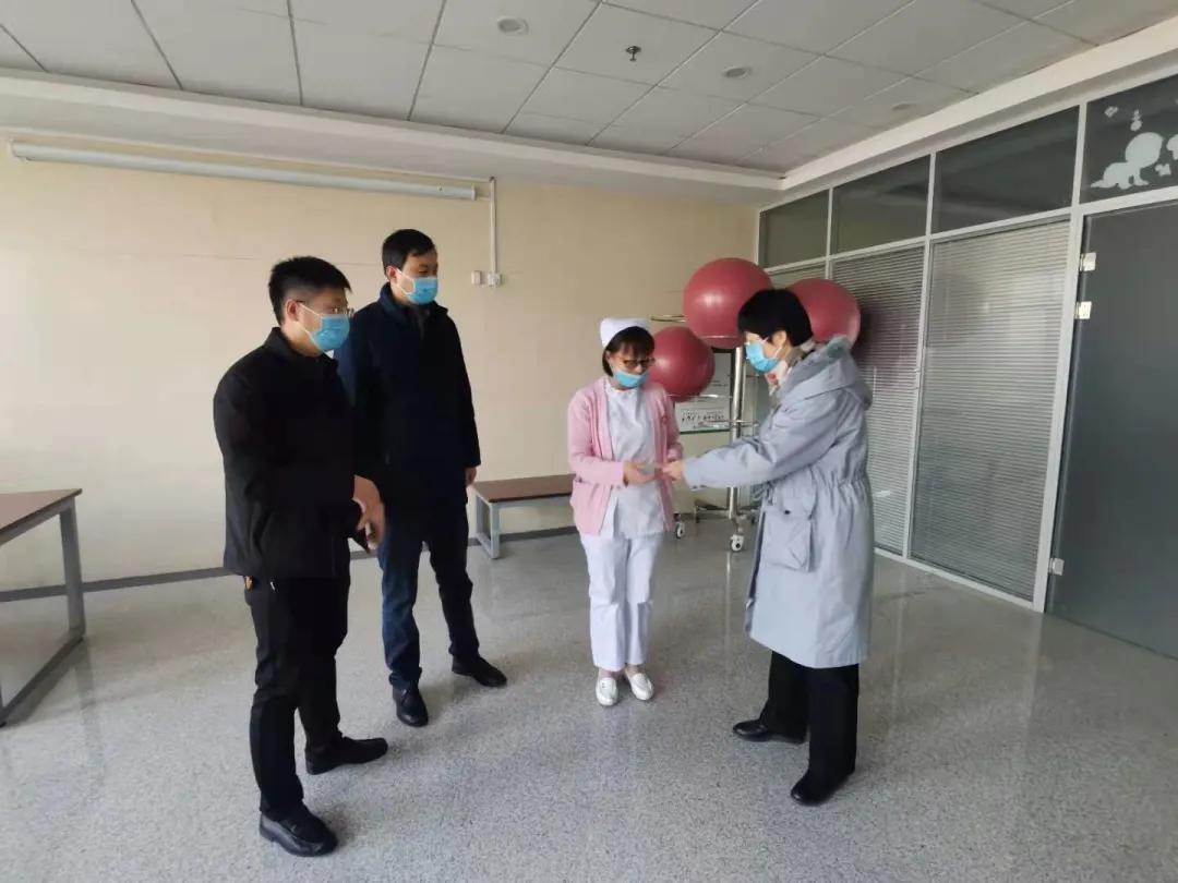 新春送暖丨咸阳市第一人民医院慰问离退休老干部和困难职工