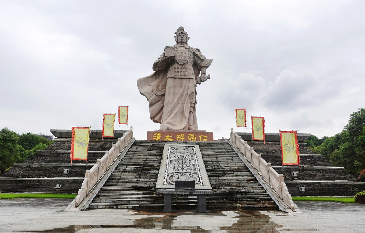 “虚心竹有低头叶，傲骨梅无仰面花”，谦卑是人生中的一个大智慧