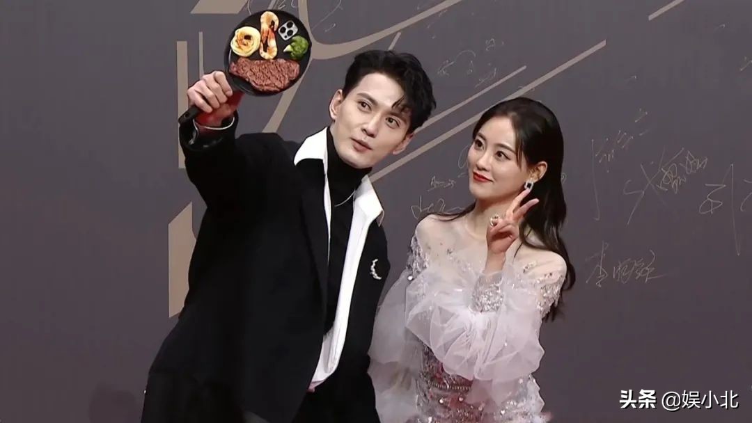 De Yunnan group appears on the stage to receive award, be born forcedly however unripe become group of mouth cross talk, fine number starlight enjoys interesting moment greatly