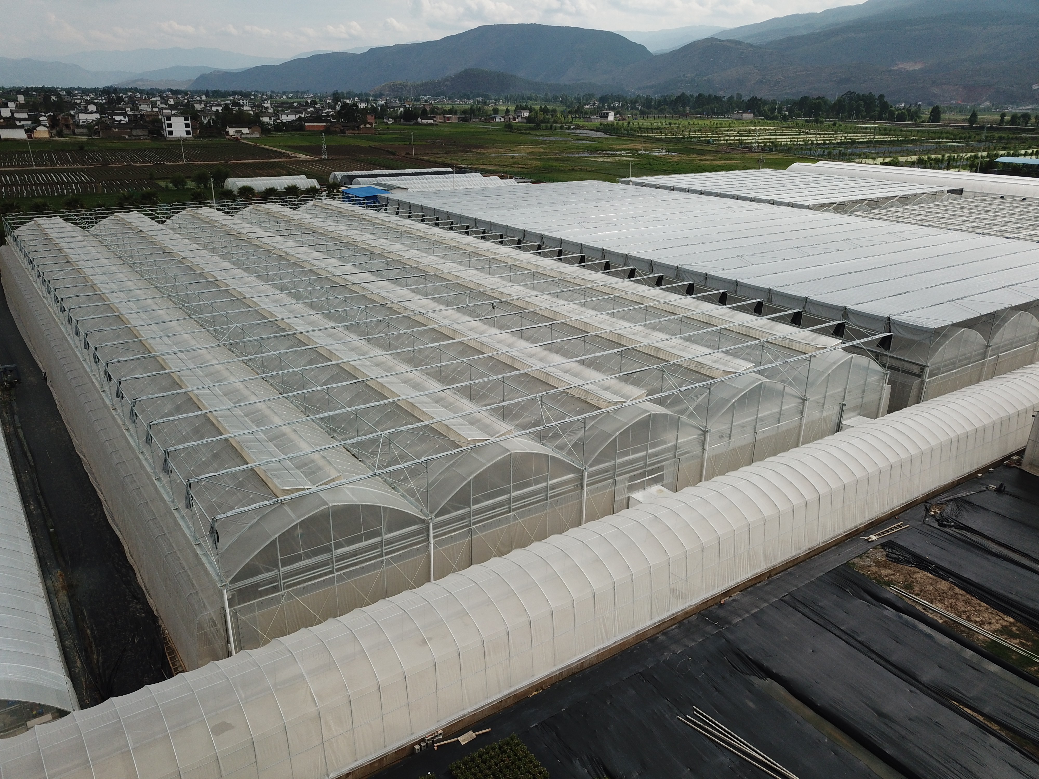 可以获得补贴的现代化连栋温室大棚可以做什么？一亩地造价多少