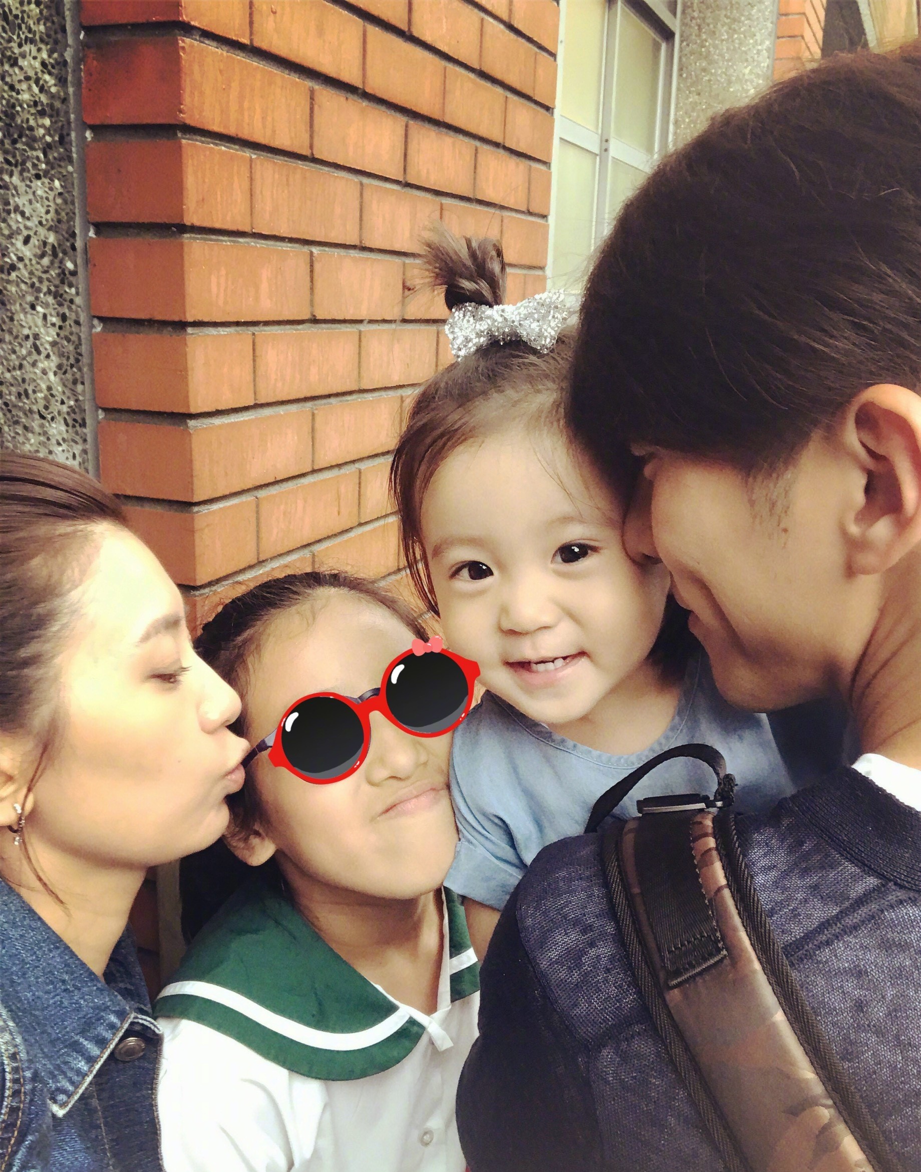 梧桐妹晒咘咘试戴眼镜，文绉绉书生气十足，姐妹俩越来越像