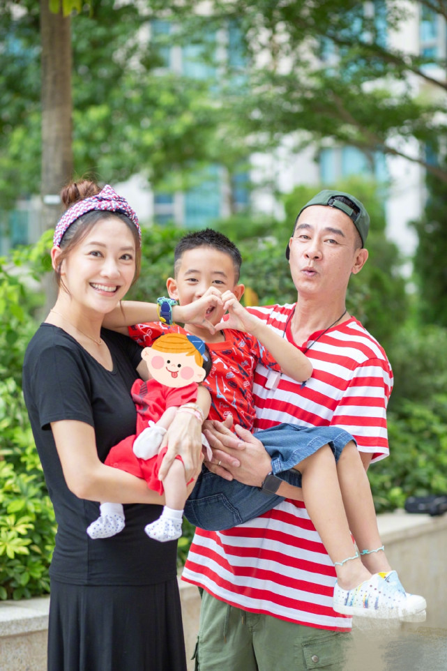 太真实！应采儿庆祝小小春上学，摇头晃脑演绎神兽归笼最亢奋妈妈