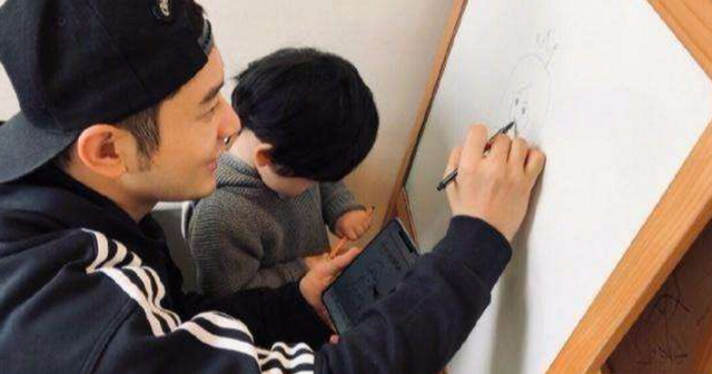 陈晓陈妍希送儿子上学，小星星走出大哥步伐，穿校服肉乎乎太可爱