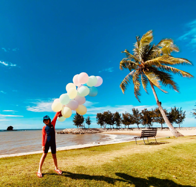 吳尊一家四口旅遊慶生，與老婆海邊擁吻甜如熱戀，浪漫幸福溢出屏