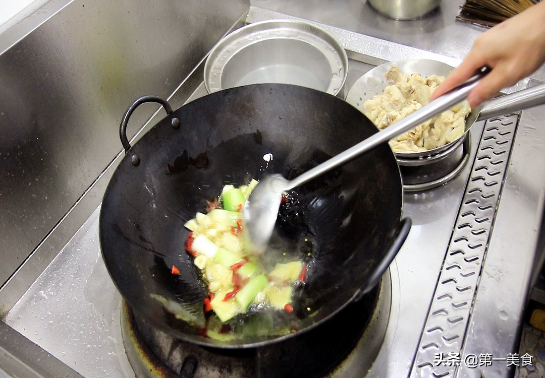 图片[7]-砂锅鸡这样做才好吃 学会这个方法 鸡肉鲜嫩不腥 汤汁浓香四溢-起舞食谱网