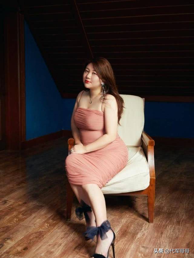 杨天真穿紧身吊带鱼尾裙引发热议，有人嘲讽像