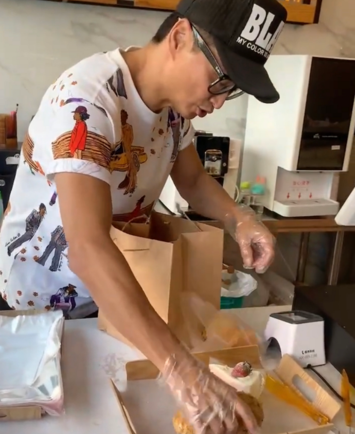 亿万富豪“展昭”近照曝光，街头开挖掘机赚钱，60岁练一身肌肉