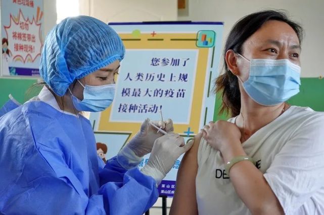 中国累计接种新冠疫苗数量已超过10亿剂次，外媒对此发出惊叹