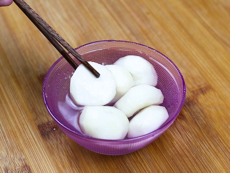 炸豬肉丸子時，謹記“2不放、加3樣”丸子外焦里嫩，放涼也不硬