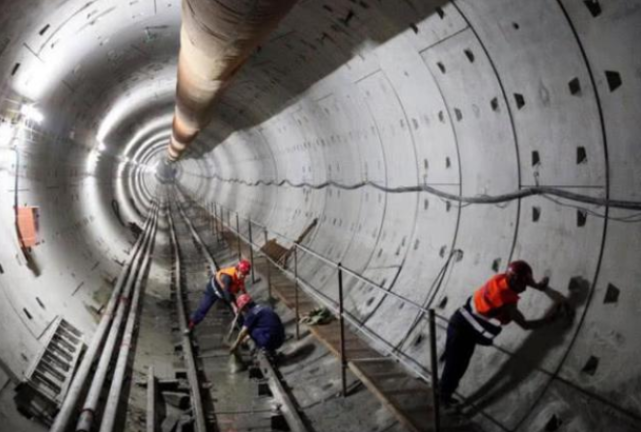 修建地铁时，为何不会影响高楼建筑的地基？国