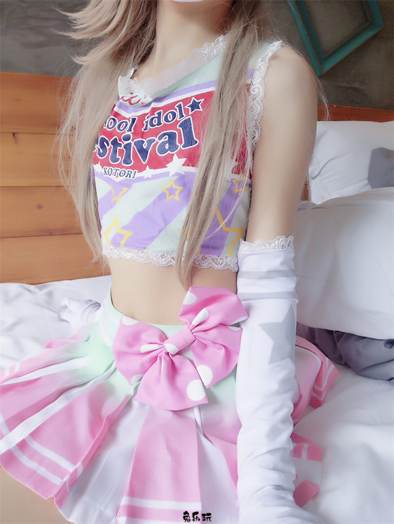 粉红短裙条纹袜，忍不住想咬一口