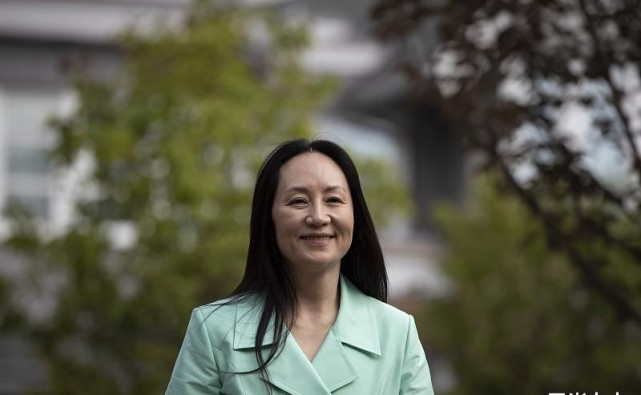 孟晚舟久违现身意气风发！穿薄荷绿西装甜美减龄，美貌气质大回春