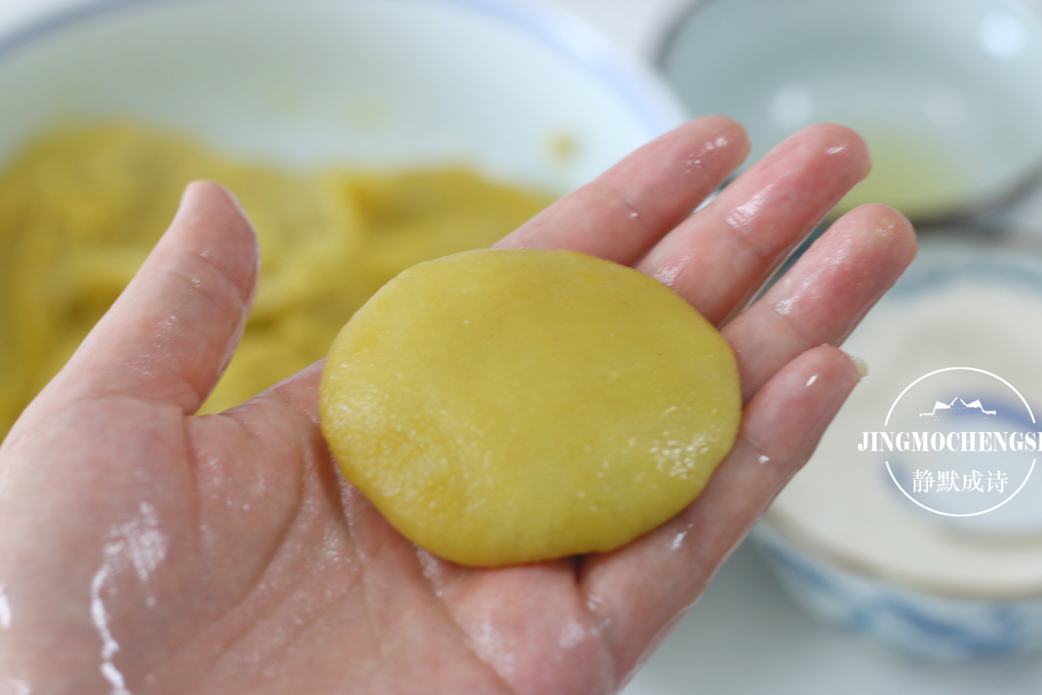 油炸糕的正確做法，不用酵母，不開裂不露餡兒，外酥裡糯吃不夠