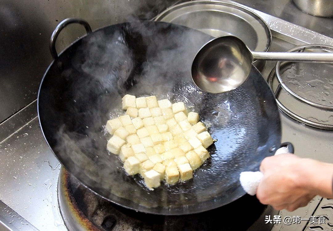 豆腐怎么煎不粘锅不破碎，厨师长分享小技巧，外酥里嫩，表皮金黄
