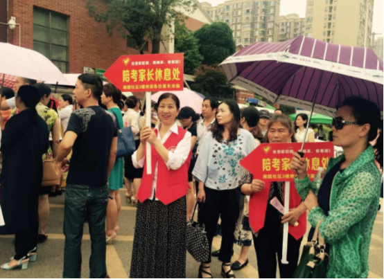 临近高考，家长需要全程“陪考”吗？不少家长都选择这样做