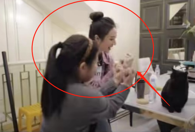 薇娅女儿喜欢宋威龙，不仅能合影还亲自发语音，满屏都是柠檬酸