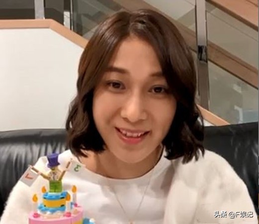 鍾嘉欣37歲生日開心收女兒禮物開直播一對子女亂入顯得很興奮