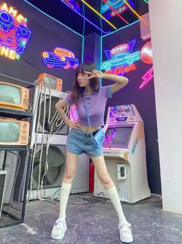 李小璐晒出近照，披肩长发妆容清纯，网友：这还是李小璐吗