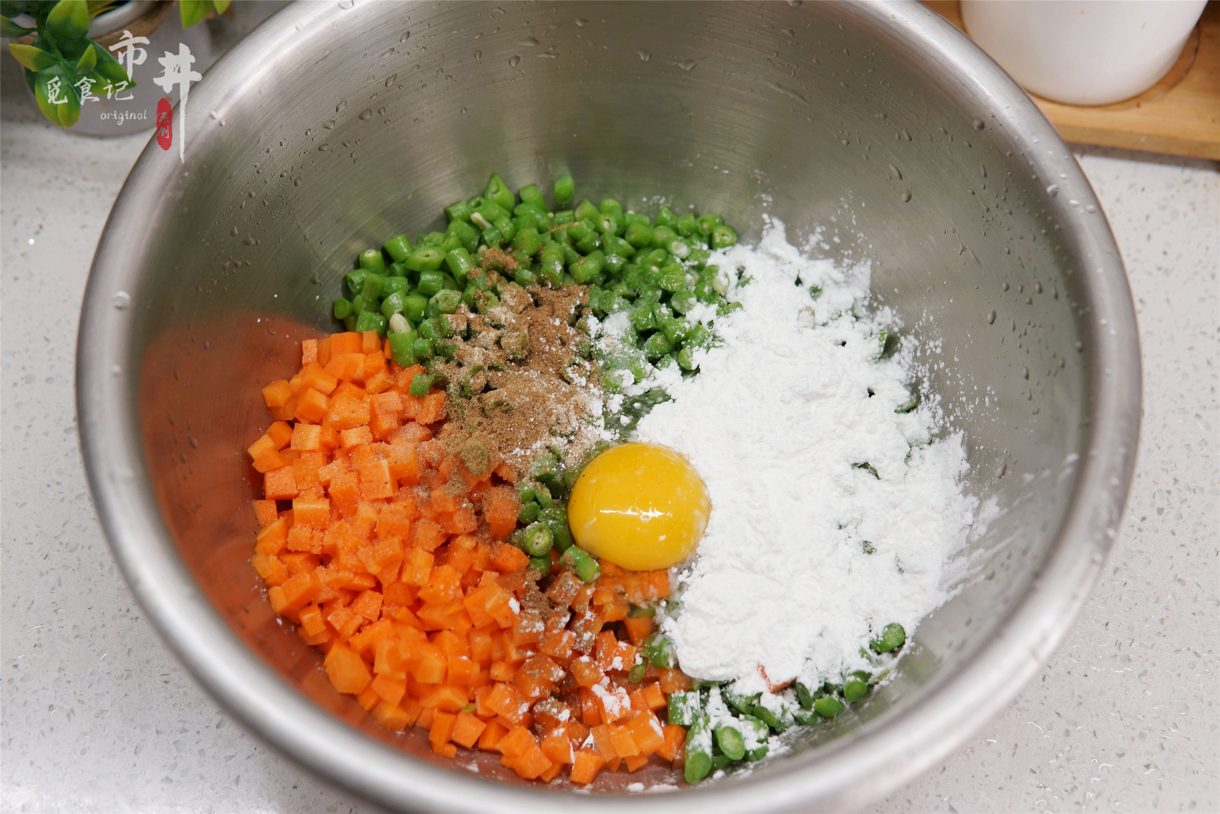 夏天，豆角和胡萝卜是绝配，蒸好蘸点料汁，一口一个，吃着真香