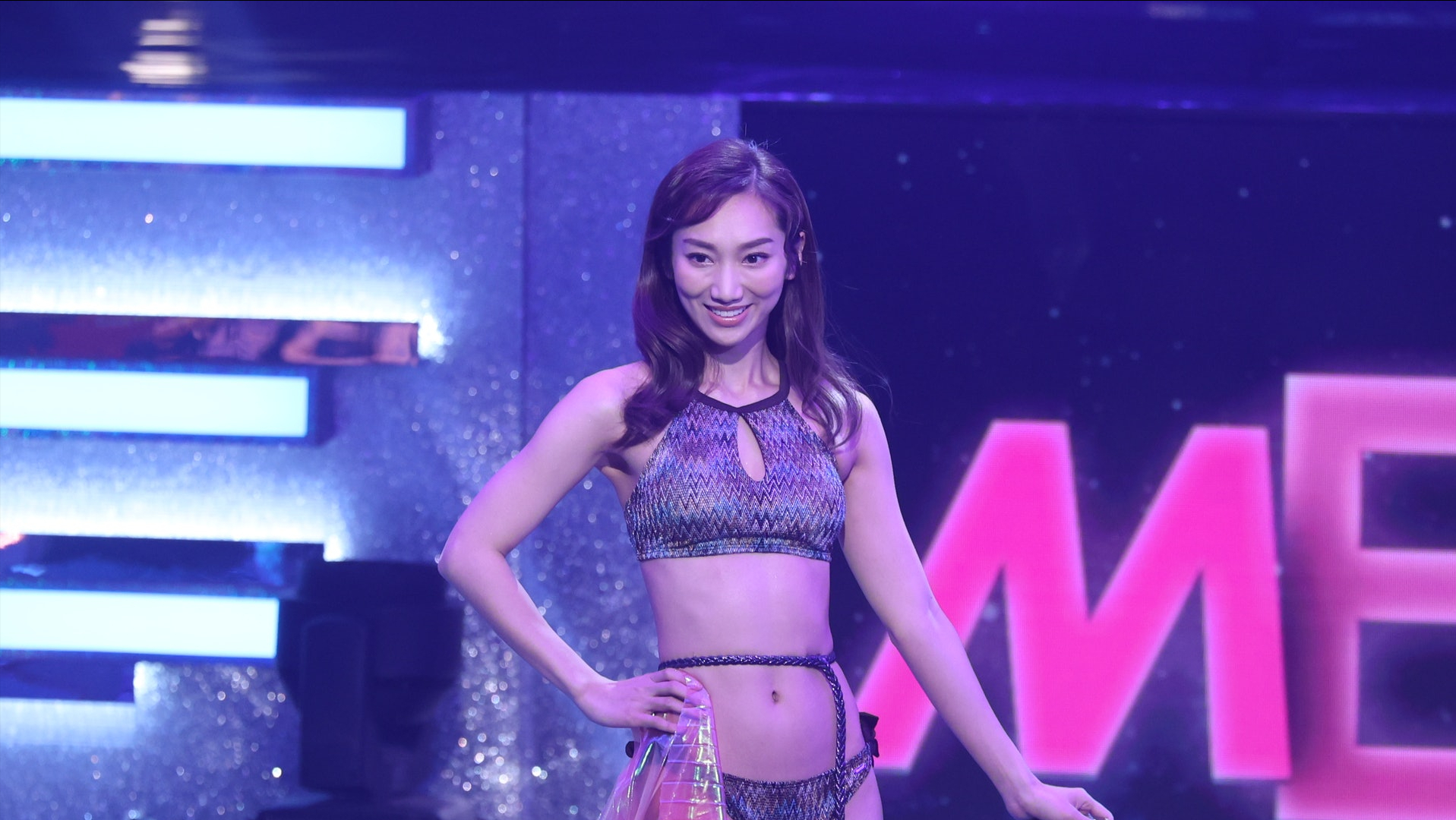港姐12强诞生，两大热门惨遭淘汰，关礼杰陪女儿上台被质疑不公平