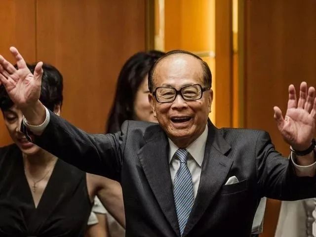 李嘉诚又回来了！套现超2500亿、买下半个英国跑路后，嗅到了什么