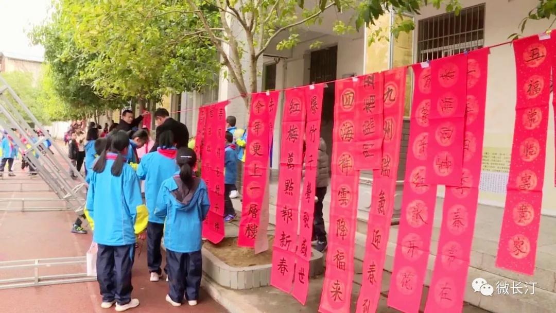 长汀县实验小学举办迎新春“春联义卖”活动