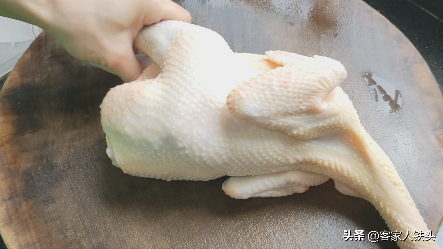 秋冬季客家人爱这样吃鸡，一只鸡一碗汤，甘香肉滑，营养好吃温补