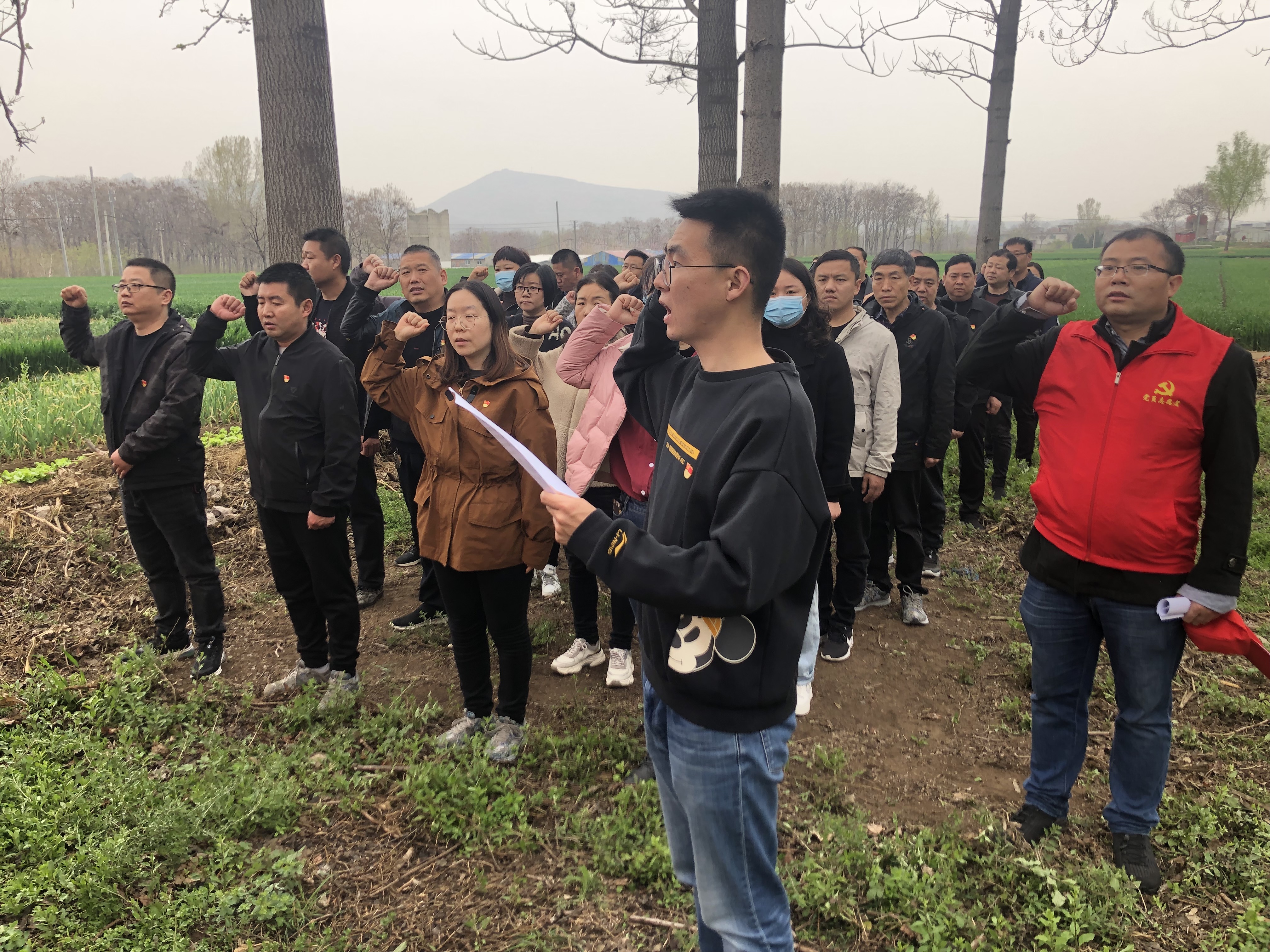 荥阳市崔庙镇祭英烈传承红色基因学党史阔步继往开来