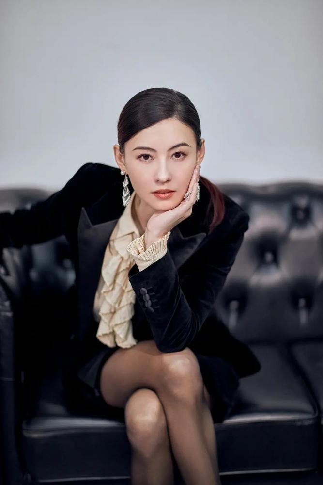 張柏芝罕見同框任賢齊，白衣配初戀發參加婚禮，把新娘風頭都搶了