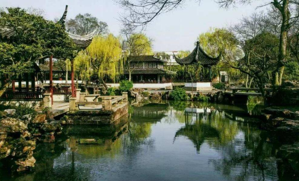 拙政园：中国四大名园之一，园区以水为中心，是全园精华所在
