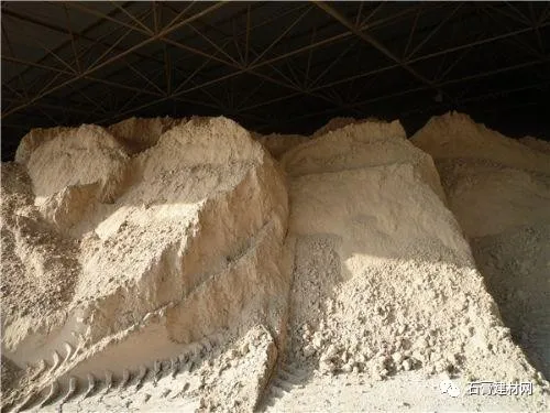 脱硫石膏与粉煤灰胶凝材料的反应产物是什么？
