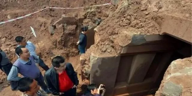 老农在陕西发现古墓，墓中有一对盖被睡觉的男