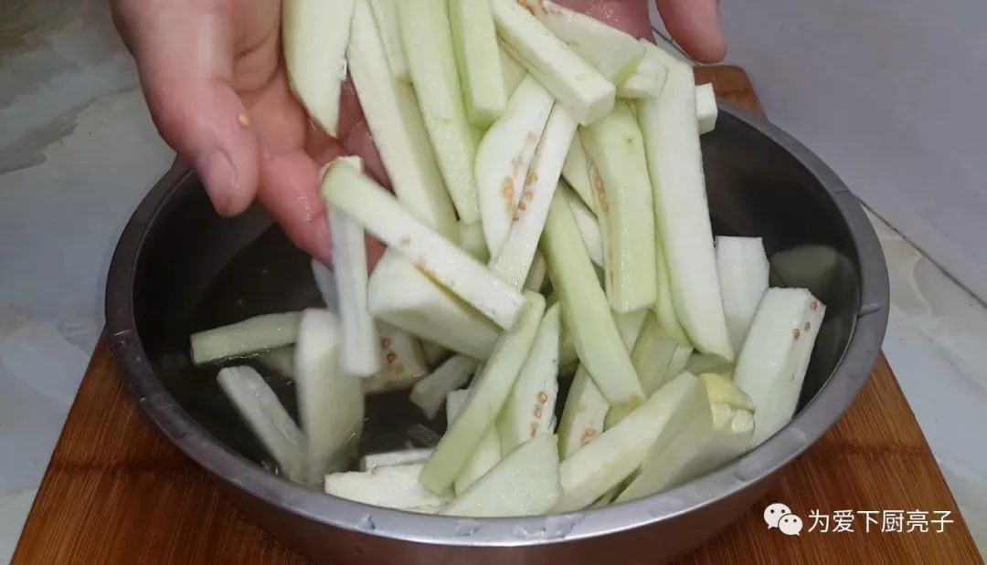 半斤大米1个茄子，锅里一焖，比吃红烧肉还过瘾，孩子天天嚷着吃