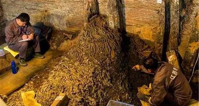 老农在陕西发现古墓，墓中有一对盖被睡觉的男