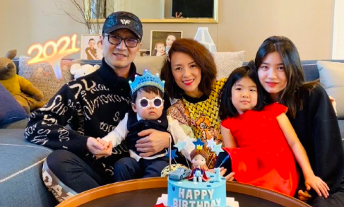 章子怡慶結婚6週年，和汪峰親暱依偎滿臉笑，大方自曝是繼女拍照