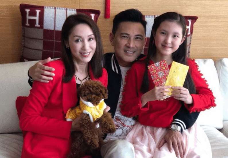 50岁郭可盈罕晒近况，天天给女儿梳头宠爱十足，11岁女儿长相甜美