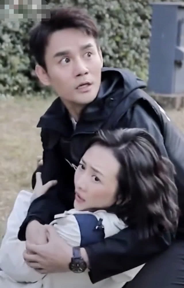王凯王鸥路边拍戏，王凯突然笑场，王鸥下意识的反应才亮了
