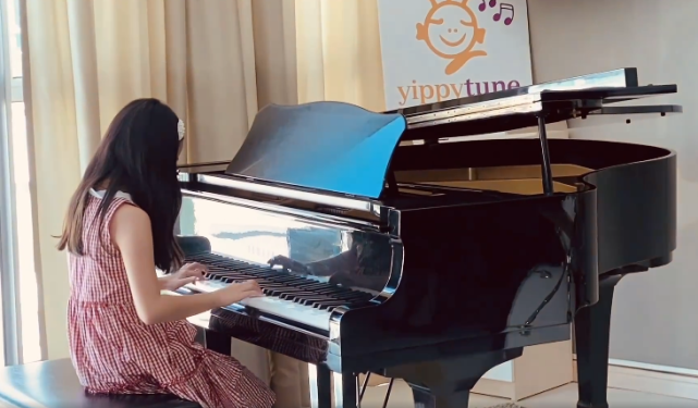 吴尊带儿女冲浪，10岁Neinei长腿抢镜，穿泳衣展超模气质