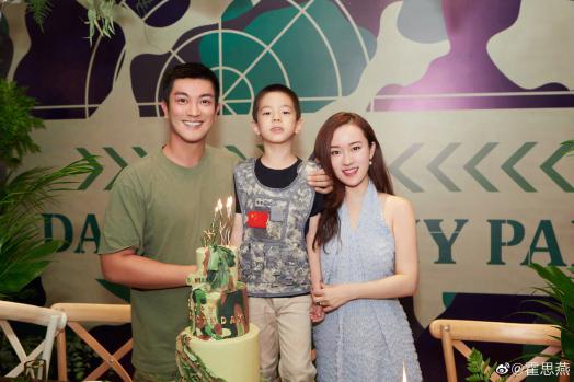 40岁霍思燕夜会友人，儿子让保姆带回家，嗨到凌晨不见杜江陪伴