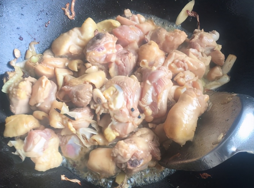 炖鸡肉要不要焯水？大厨教你正确做法，鸡肉软嫩鲜香，营养又美味