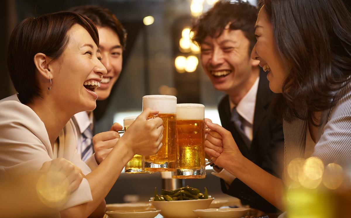 饭局上领导让大家敞开喝，一员工听话照做，酒