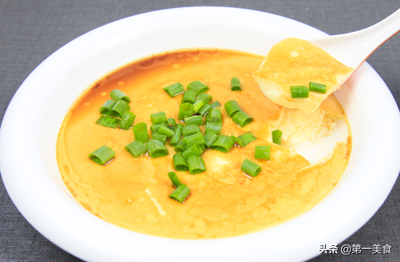 口嫩不老无蜂窝，原来蒸出完美鸡蛋羹只用了很简单的窍门