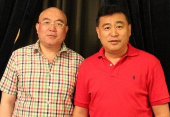 央视一哥张宏民，59岁却还没结婚，独自街头吃冰