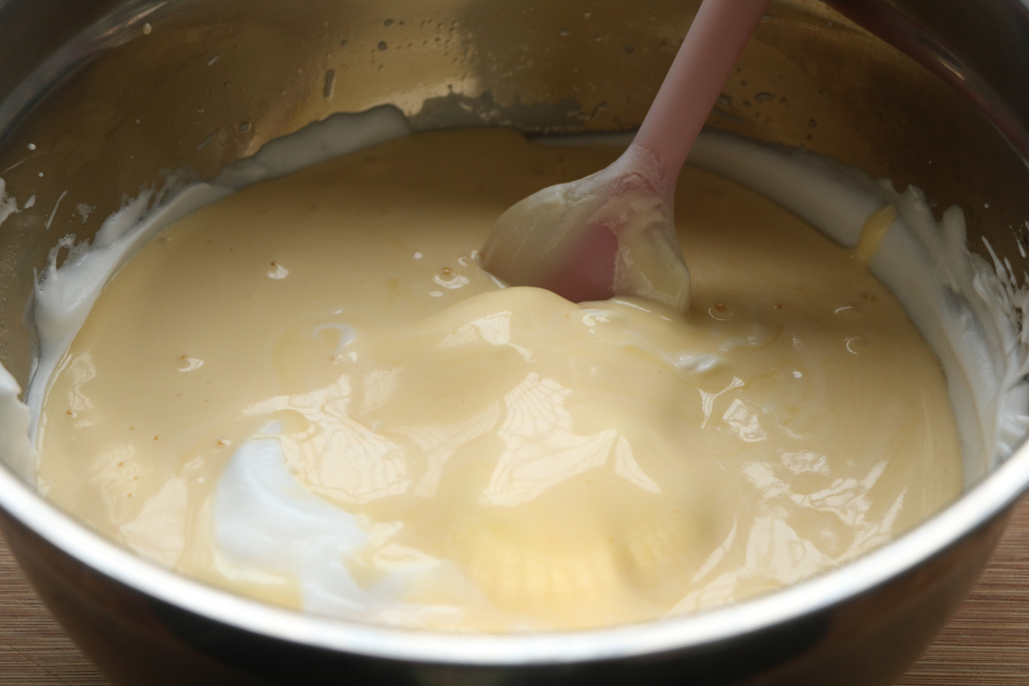 完美的蛋糕卷做法，綿軟細膩不開裂，比甜品店的更加美味又健康