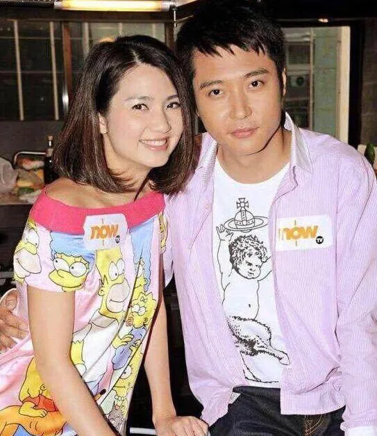 同是二婚姐弟恋，嫁对人了一个当公主宠，一个