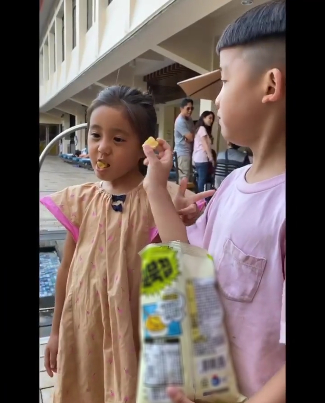 陈建州晒儿子和咘咘互喂零食超浪漫，修杰楷大方同意飞飞追咘咘