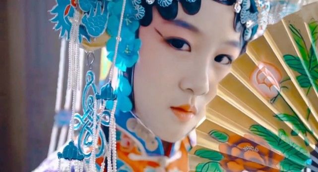 陆毅女儿再以京剧扮相出镜，贝儿造型超亮眼，举手投足尽显专业范